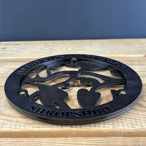 Arts & Crafts 7½ inch (19cm) stove top black iron trivet with metal feet