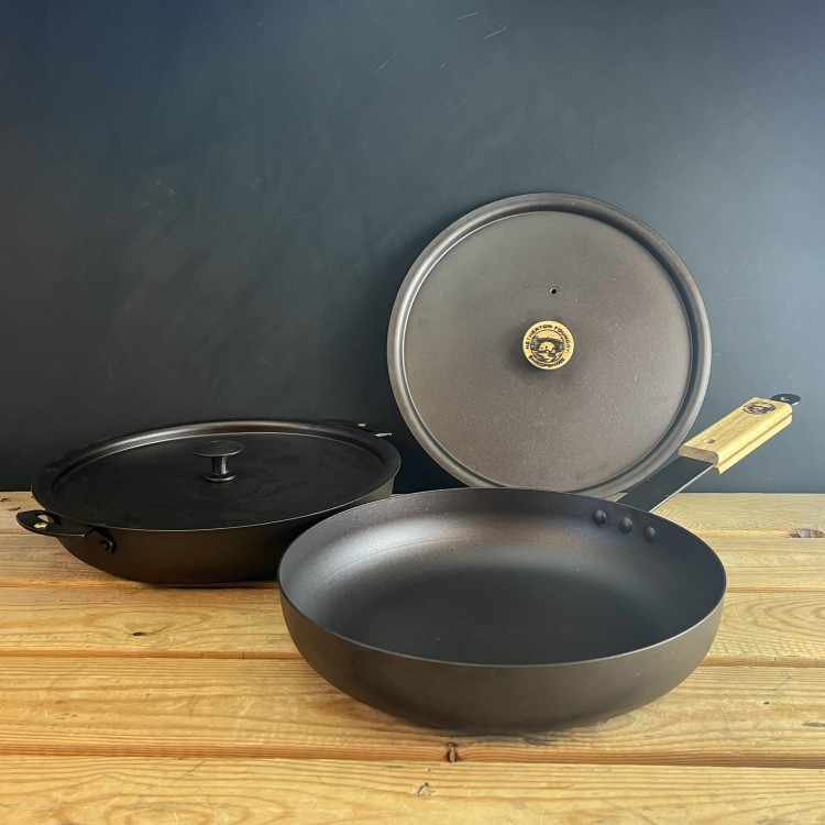 Chefs' pans: Deep sides made from spun black iron Chefs' pans: Deep sides made from spun black iron