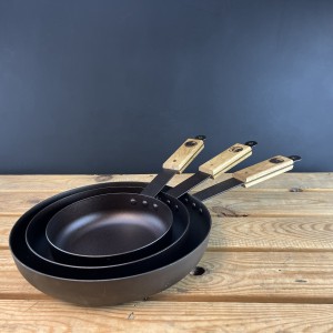 Chefs' pans: Deep sides made from spun black iron