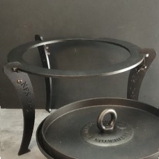 Black iron bowl stand for Netherton Foundry Dutch oven