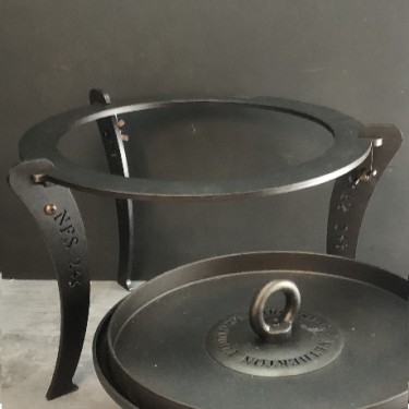 Black iron bowl stand for Netherton Foundry Dutch oven