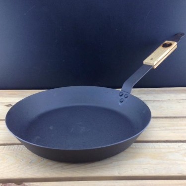 Re-seasoning service: Any frying pan or wok with a wooden handle.