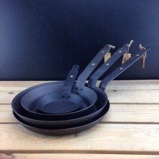 Re-seasoning service: Any frying pan, Prospector pan or wok with metal handles.