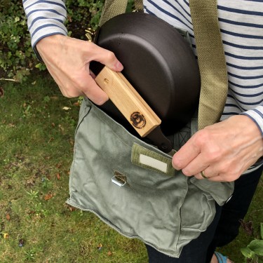 8" (20cm) Spun Iron Glamping Pan with Satchel