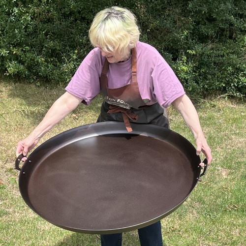 https://www.netherton-foundry.co.uk/image/cache/catalog/Paella%20Pan%20/Sue%20with%20big%20Paella%20pan-500x500.jpg