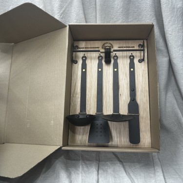 Presentation box of four black iron utensils and hanging rail Presentation box of four black iron utensils and hanging rail