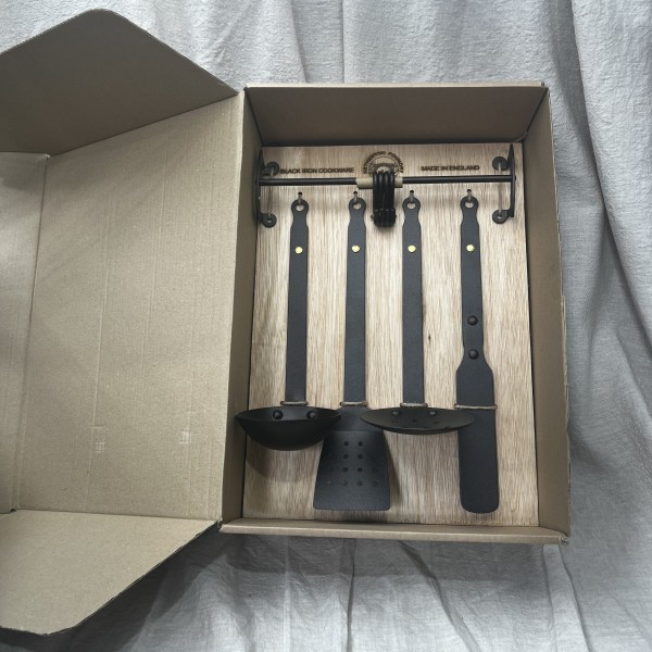 Presentation box of four black iron utensils and hanging rail Presentation box of four black iron utensils and hanging rail