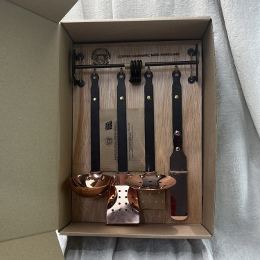 Presentation box of four copper utensils and hanging rail Presentation box of four copper utensils and hanging rail