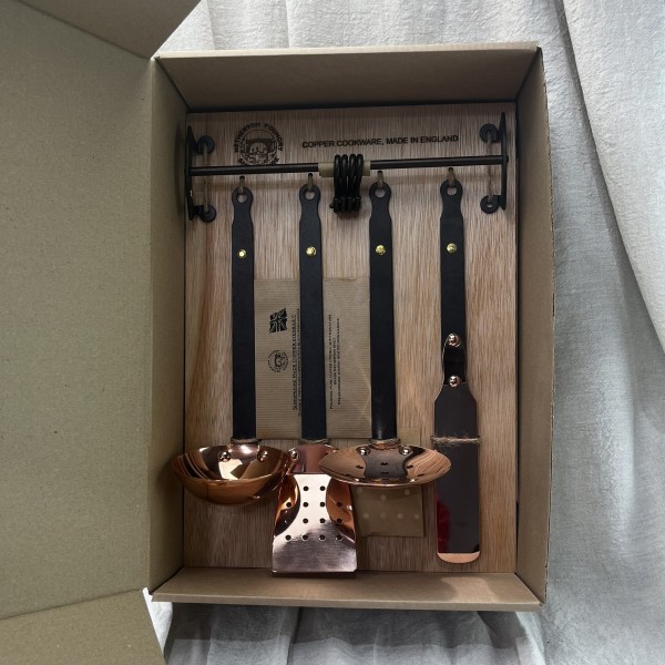 Presentation box of four copper utensils and hanging rail Presentation box of four copper utensils and hanging rail
