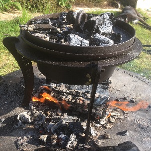 https://www.netherton-foundry.co.uk/image/catalog/Dutch%20Oven/Dutch%20oven%20with%20embers%20on%20top%202,%20dog%20in%20background%20sq.%20sml.jpg